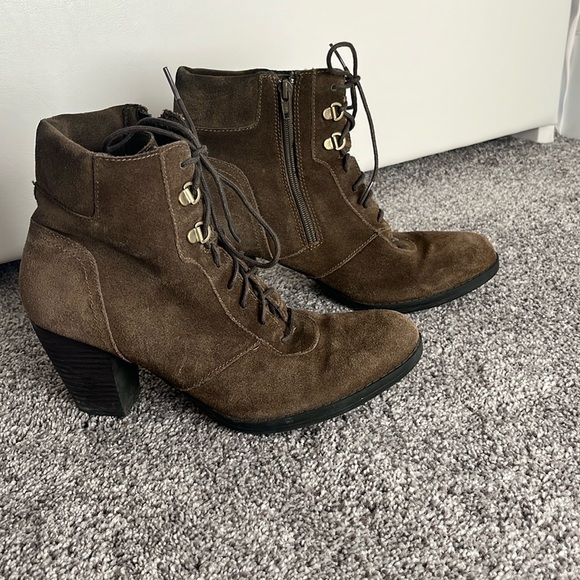Clark’s Olive Green Suede Wedge Heel Lace Up Ankle Boot Size 9.5 - Picture 1 of 9